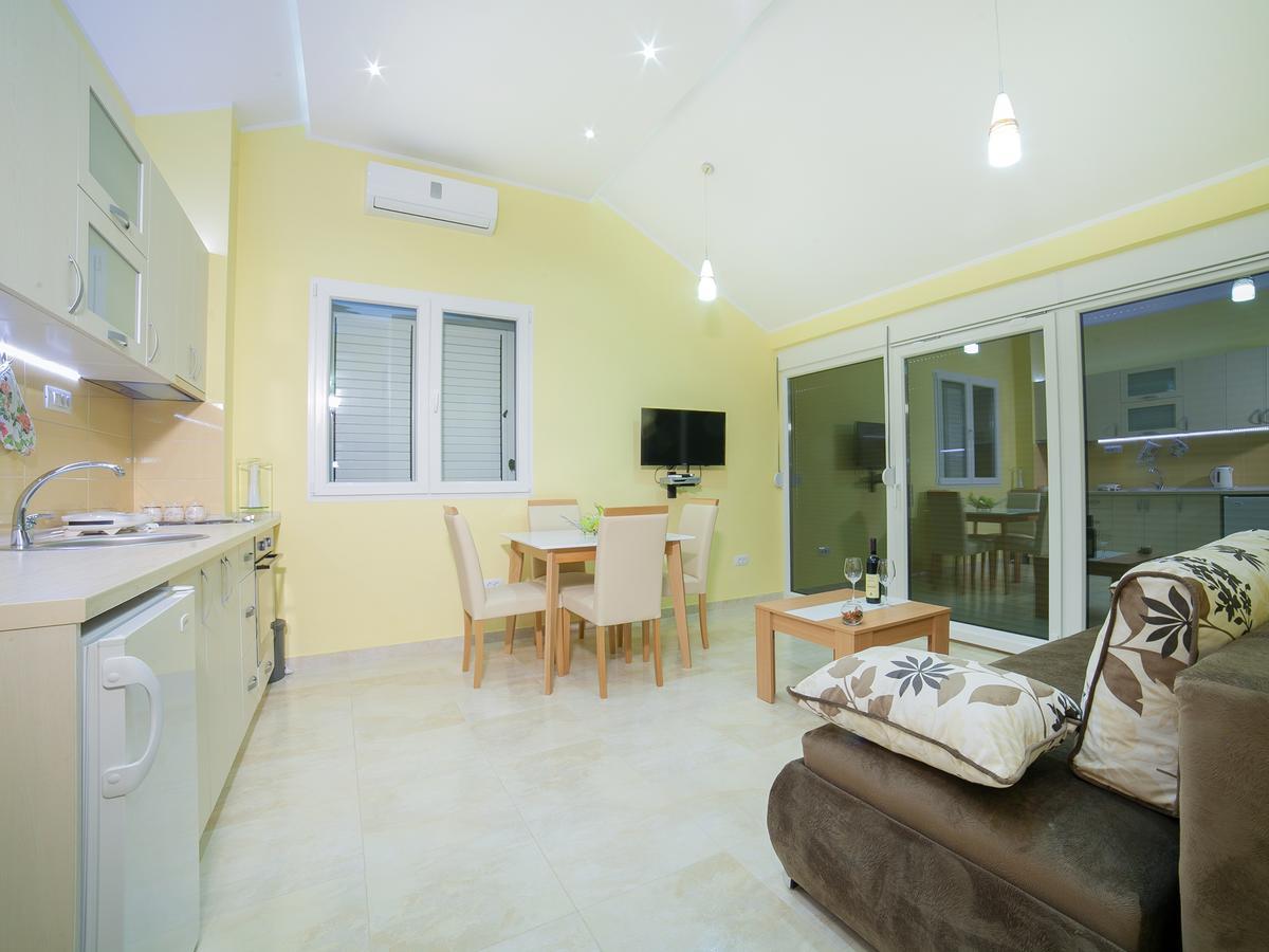 Sea Point Apart Hotel Tivat Buitenkant foto
