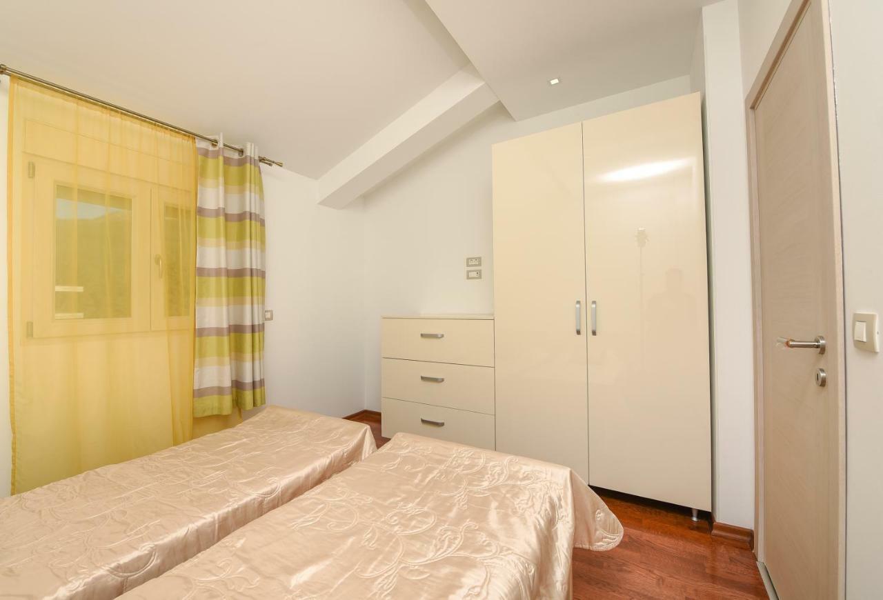 Sea Point Apart Hotel Tivat Buitenkant foto