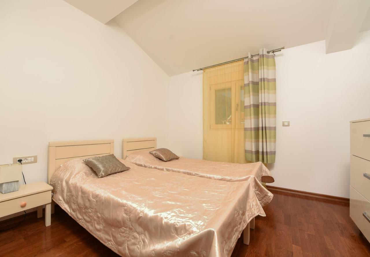 Sea Point Apart Hotel Tivat Buitenkant foto